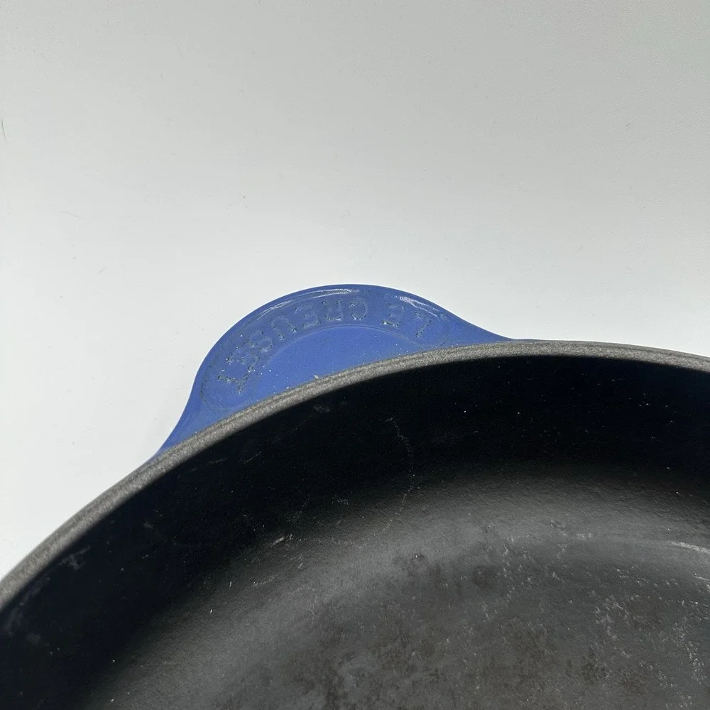 LE CREUSET Signature Enamelled Cast Iron Double Spouted Skillet Blueberry - Picture 3 of 8